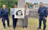 Tanja Köhnke, Mario Grünwald (links) und Mark Behrens brachten das Bild von Anne Frank am Donnerstag in die Osterburger Förderschule. Dort nahm es Lehrerin Siegrun Nöring in Empfang.