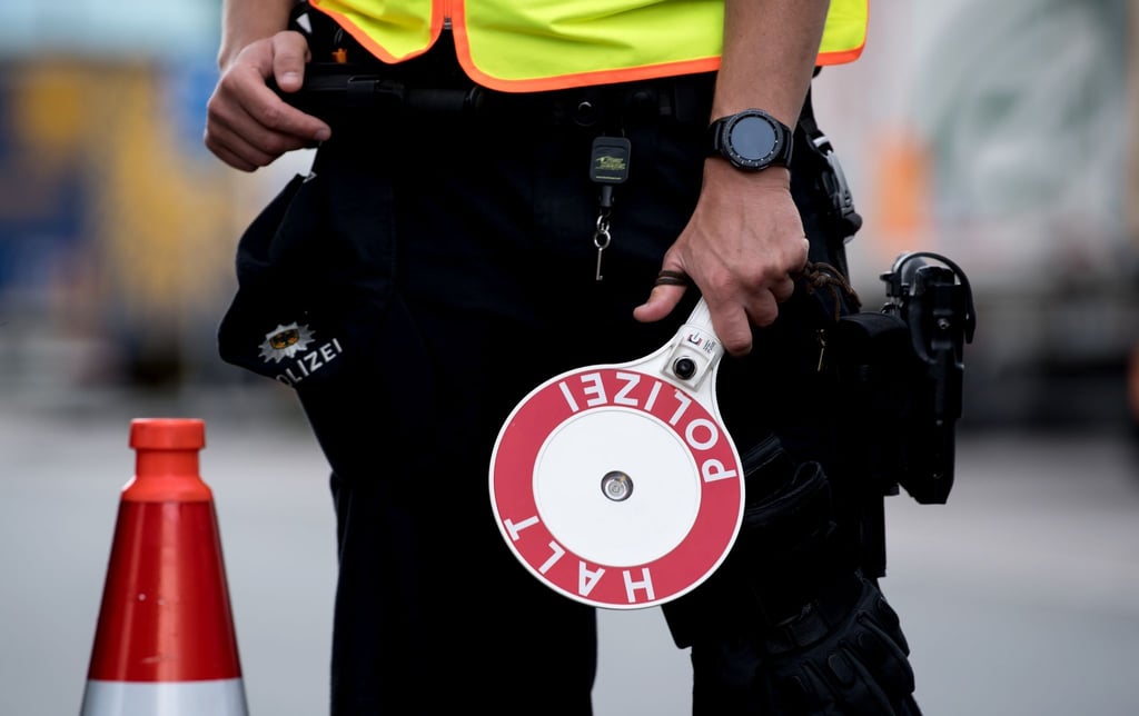 Polizisten kontrollieren an einem Grenzgebiet.