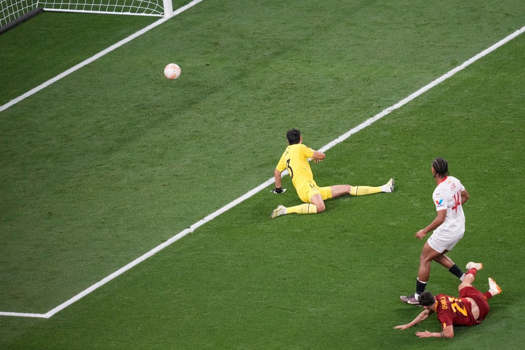 Im Fallen schiebt Weltmeister Paulo Dybala (r) den Ball zum 1:0 an Bounou (l) vorbei ins Tor.