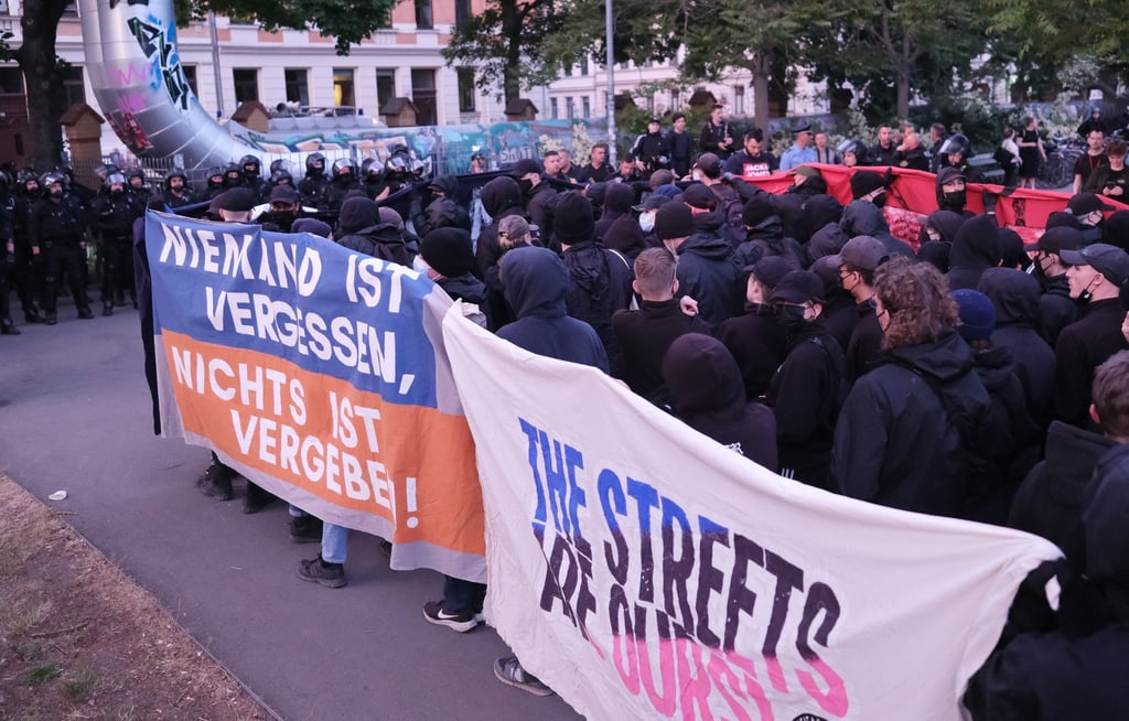 Menschen demonstrieren nach dem Schuldspruch für Lina E. im Lene-Voigt-Park in Leipzig.