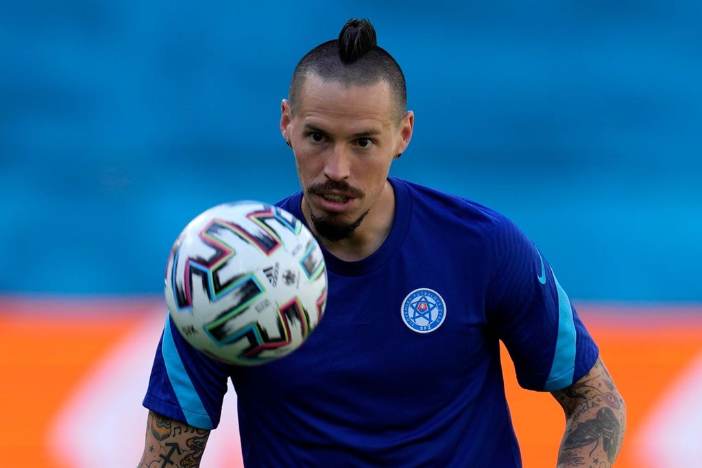 Der slowakische Fußball-Nationalspieler Marek Hamsik hat das Ende seiner aktiven Karriere verkündet.