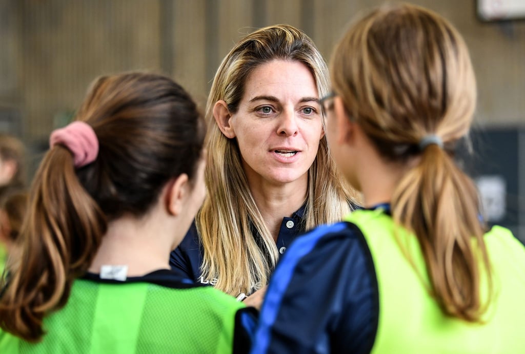 Die ehemalige deutsche Fußball-Nationalspielerin Nia Künzer hält die Fußballerinnen des VfL Wolfsburg für beliebter als deren männliche Vereinskollegen.