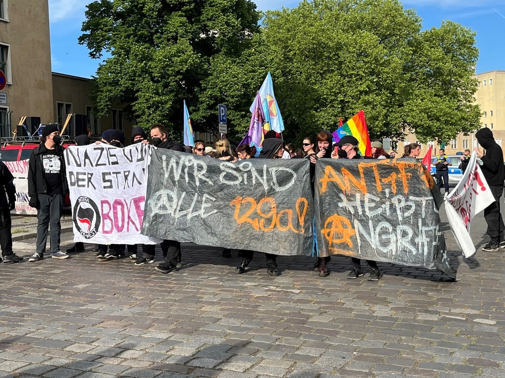 Demonstranten aus dem linken Spektrum demonstrieren gegen das Urteil im Prozess um Lina E.