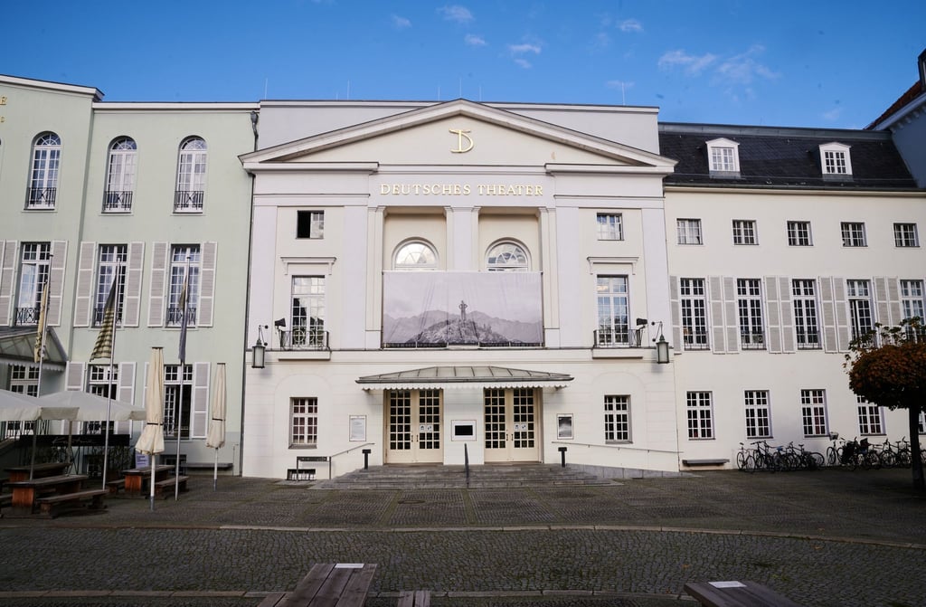 Blauer Himmel über dem Deutschen Theater.