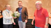 Der Vorsitzende der UWGE, Jürgen Riehl (l.) und der UWGE-Fraktionschef des Egelner Stadtrates, Helmut Stöhr (r.) gratulierten Michael Stöhr zu dessen Nominierung.