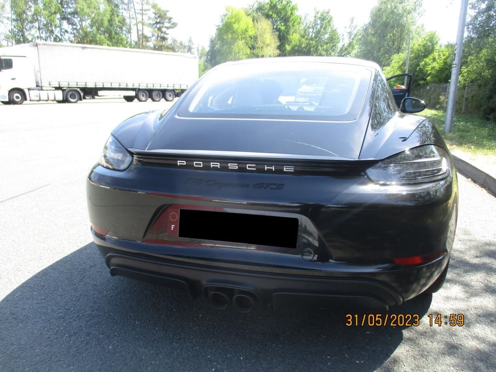 Dieser Porsche Cayman sollte nach Frankreich überführt werden.