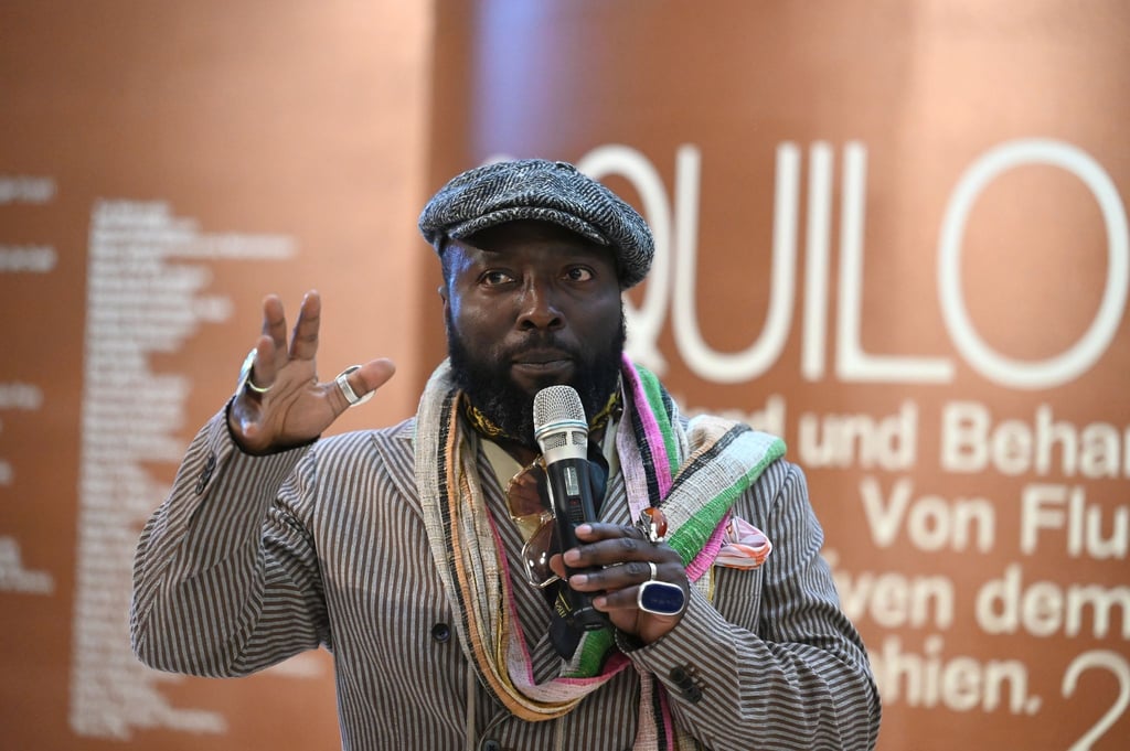 Bonaventure Soh Bejeng Ndikung, Intendant des Hauses der Kulturen der Welt, spricht.