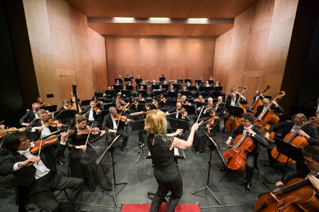 Die Magdeburgische Philharmonie wird von Anna Skryleva geleitet.