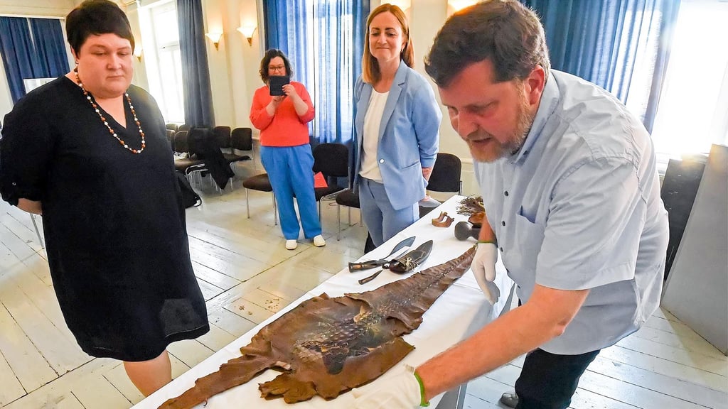 Provenienzforscher Christian Jarling präsentiert die Ergebnisse aus sechs Monaten Forschung.