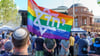 Demonstranten protestieren anlässlich eines Konzerts von Roger Waters in Frankfurt. Der Pink-Floyd-Mitbegründer wird unter anderem für seine Nähe zur BDS-Kampagne kritisiert, die zum Boykott des Staates Israel und israelischer Produkte wegen des Vorgehens gegen Palästinenser aufruft.