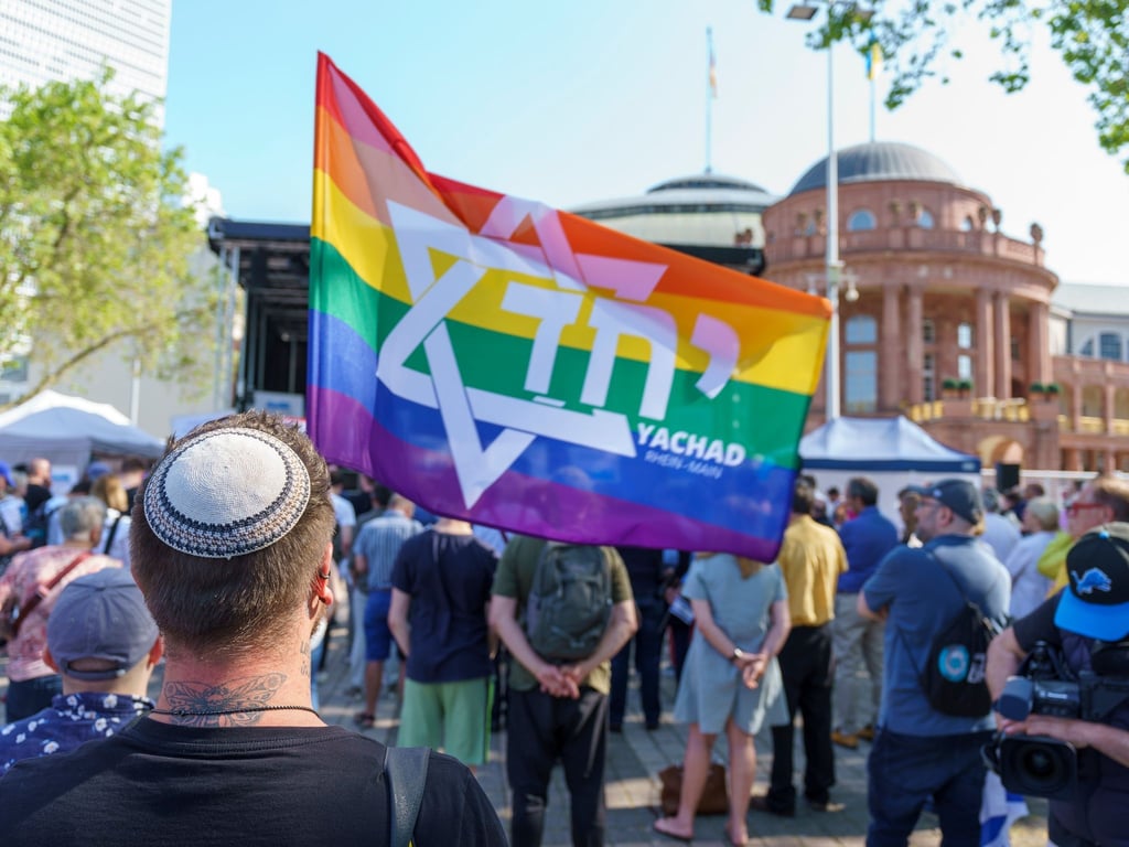 Demonstranten protestieren anlässlich eines Konzerts von Roger Waters in Frankfurt. Der Pink-Floyd-Mitbegründer wird unter anderem für seine Nähe zur BDS-Kampagne kritisiert, die zum Boykott des Staates Israel und israelischer Produkte wegen des Vorgehens gegen Palästinenser aufruft.