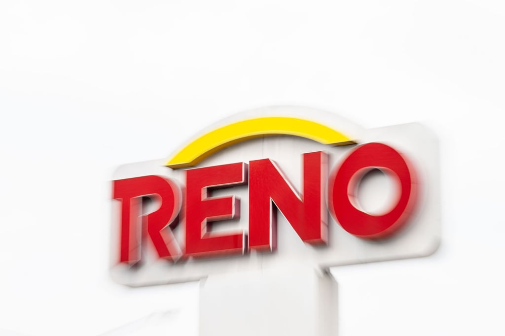 Das Logo des Schuhhändler Reno an einer bereits geschlossenen Filiale in Osnabrück.