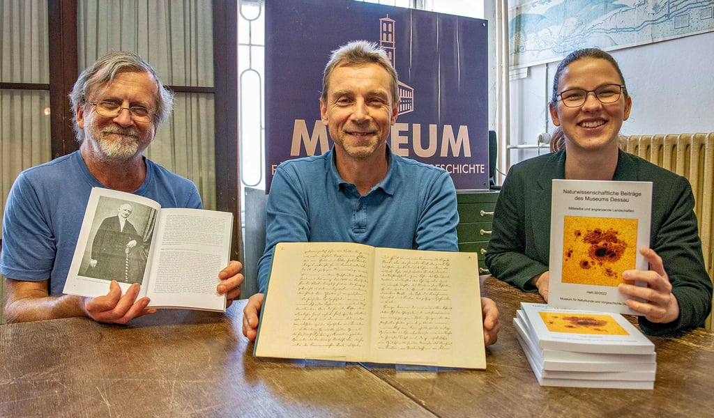 Timm Karisch, Guido Warthemann und Museumsleiterin Carla Backhaus (v.l.n.r.) präsentieren im Museum für Naturkunde und Vorgeschichte die Neuerscheinung des Heftes Nr.30 des Museums. In der Mitte ist das Original-Tagebuch von Samuel Heinrich Schwabe zu sehen.