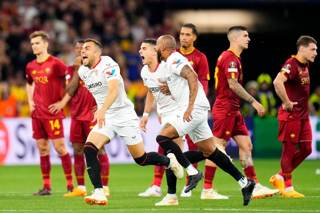 Bei den Sevilla-Spielern gibt es nach dem Sieg im Elfmeterschießen kein Halten mehr.