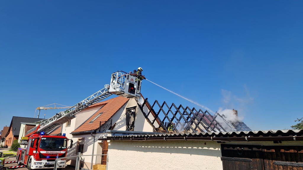 Von der Scheune blieb nicht mehr viel übrig. Von einer Drehleiter aus wurde der Brand bekämpft.