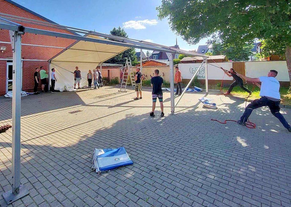 Die Vorbereitungen am Feuerwehrgerätehaus in Lützen für die Feier zum 130-jährigen Bestehen am Wochenende laufen auf Hochtouren. Am Dienstagnachmittag wurde das Festzelt aufgebaut.