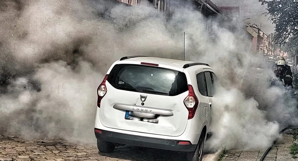 In der Innenstadt von Burg ist ein Dacia im Flammen geraten. Einsatzkräfte der Feuerwehr mussten ausrücken.