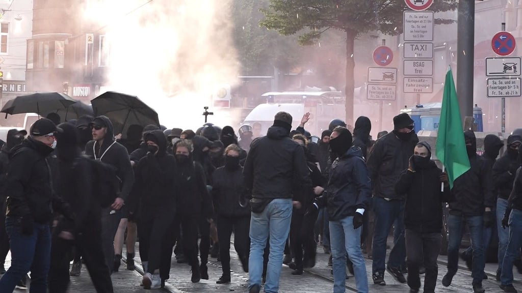 Vermummte sammeln sich in der Bremer Innenstadt.