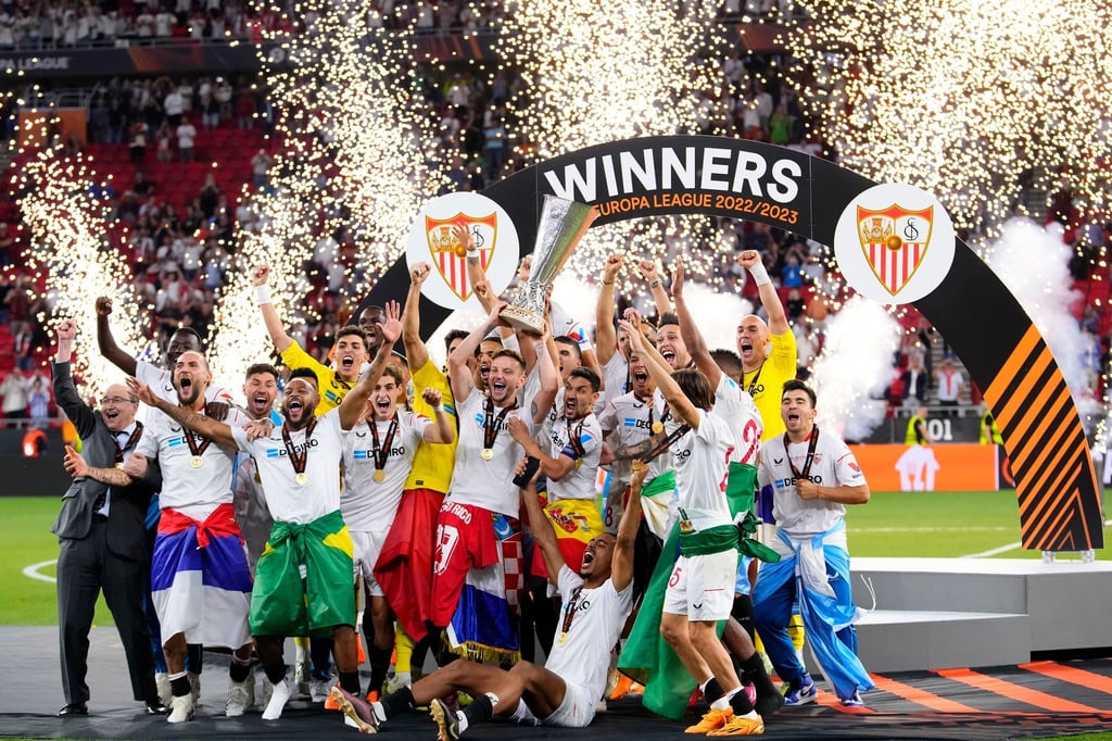 Sevillas Mannschaftskapitän Ivan Rakitic hält nach dem Sieg den Pokal in die Höhe.