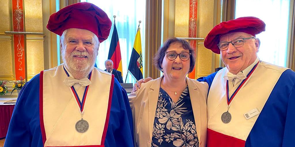 Winzerin Grit Triebe aus Würchwitz nahm in Magdeburg den Ehrenpreis der Weinbruderschaft Saale-Unstrut entgegen. Mit dabei waren Dieter Gorski (links) und der ehemalige Landrat Harri Reiche.