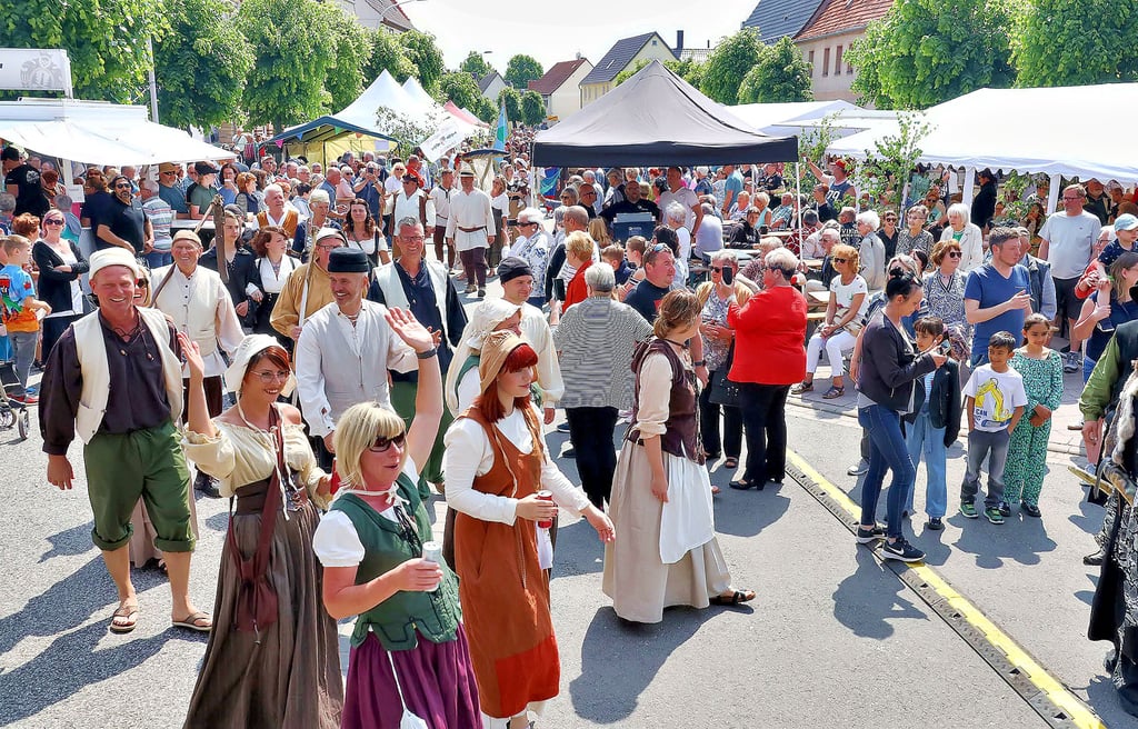 Bei Müntzers Einzug in Allstedt war die Festmeile am Markt gut gefüllt. Jetzt feiert Allstedt gleich weiter.