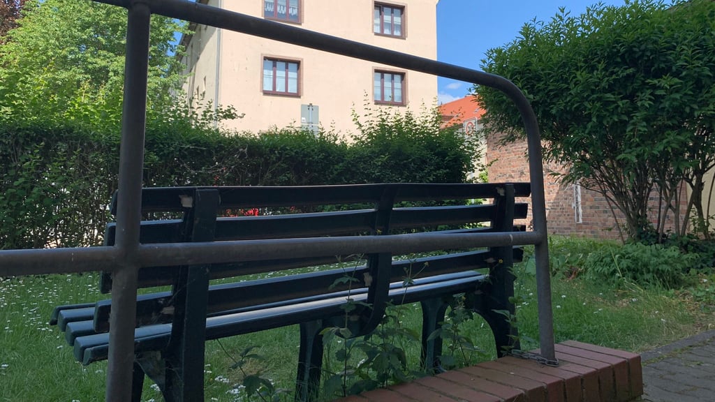 Der Angeklagte soll an dieser Hecke in Köthen uriniert und sich dann dem Mädchen zugewandt haben.