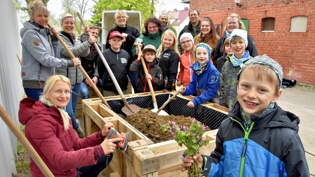 Gemeinsam wurden im Calvörder Hort Hochbeete angelegt.