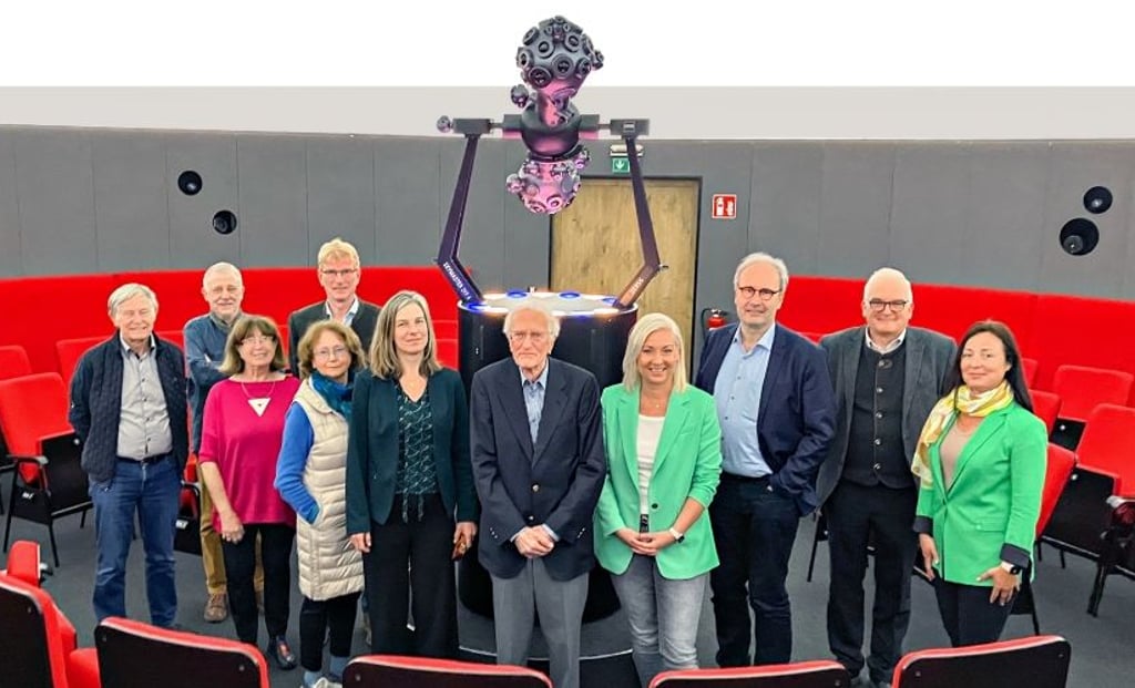 Die Vereinsmitglieder von „Wir helfen“ trafen sich im Planetarium zu ihrer Jahresversammlung: Eberhard Jüttner, Eberhard Doege, Gerlinde Kuppe, Dagmar Szabados, Bernd-Michael Raubuch, Anna Manser, Hans-Jürgen Sack, Susen Thiele, Marc Rath, Thomas Müller-Bahlke sowie Doreen Lux (von links).