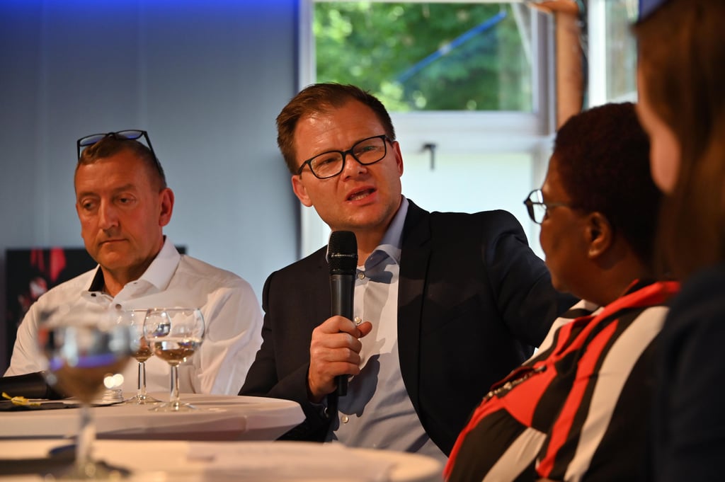 Thomas Pietsch, Chef der Städtischen Werke, Ost-Beauftragter Carsten Schneider (SPD) und Vereinsvorsitzende Juliana Gombé (v. l.) bei der Diskussion in Magdeburg.