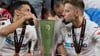 Völlig erschöpft: Sevillas Ivan Rakitic (r) und Kapitän Jesús Navas mit dem Siegerpokal.