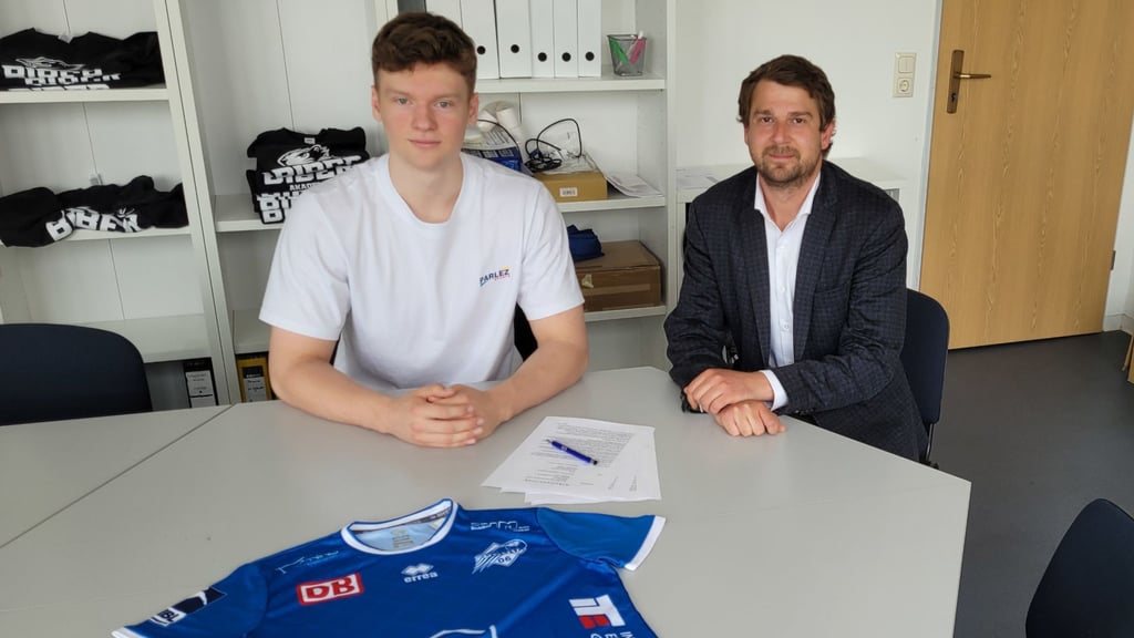Tim Maximilian Hertzfeld mit DRHV-Manager Sebastian Glock bei der Vertragsunterzeichnung.