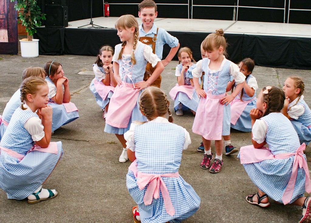 Die Schüler der Sekundarschule Elster, hier eine Aufnahme von der 146. Auflage, werden am Sonnabend wieder einen Bändertanz aufführen.
