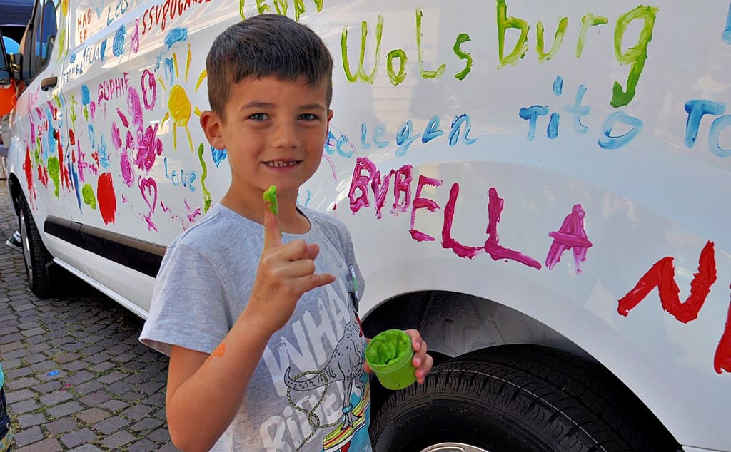 Große Kindertagsparty in Gardelegen. Unter anderem konnte ein Fahrzeug mit Fingerfarben bemalt werden. Auch Nick Linneke (5) aus Hemstedt machte mit.