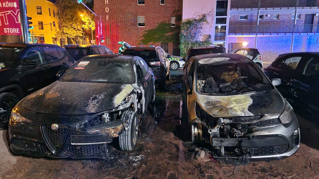 Die angezündeten Fahrzeuge in der halleschen Turmstraße wurden vollständig zerstört.