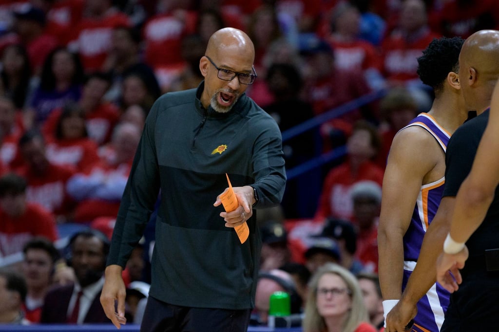 Monty Williams, damaliger Cheftrainer der Phoenix Suns, gestikuliert während eines Spiels.