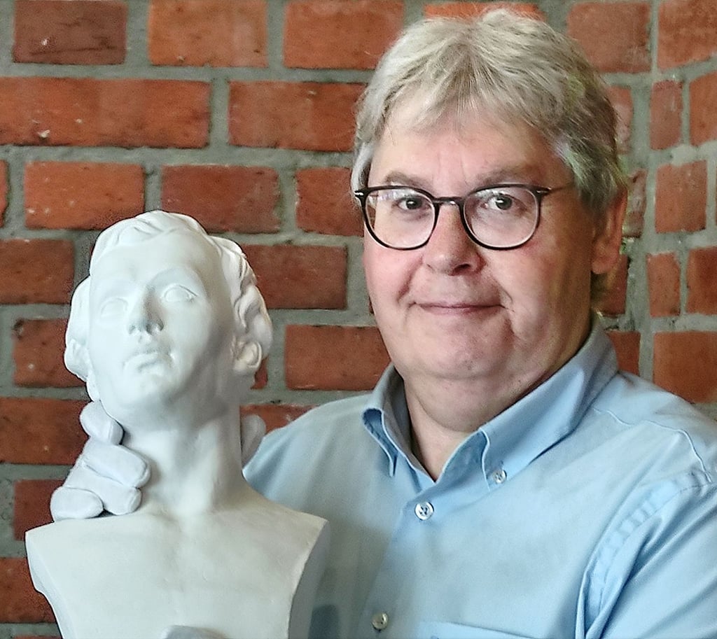 Stadtarchivar Frank Kreißler mit der Büste des Dichters.