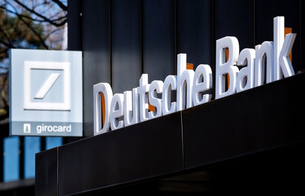 Die Deutsche Bank will künftig nur noch Bezahlkarten aus Recycling-Kunststoff ausgeben.