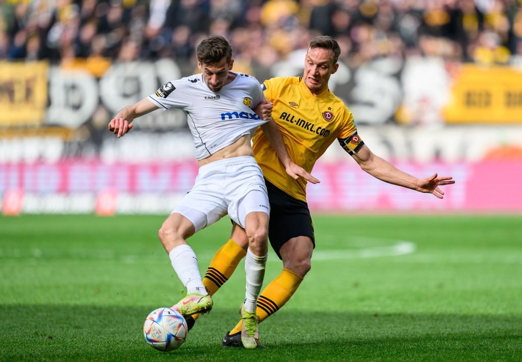 Dynamos Tim Knipping (r) gegen Bayreuths damaligen Alexander Nollenberger.