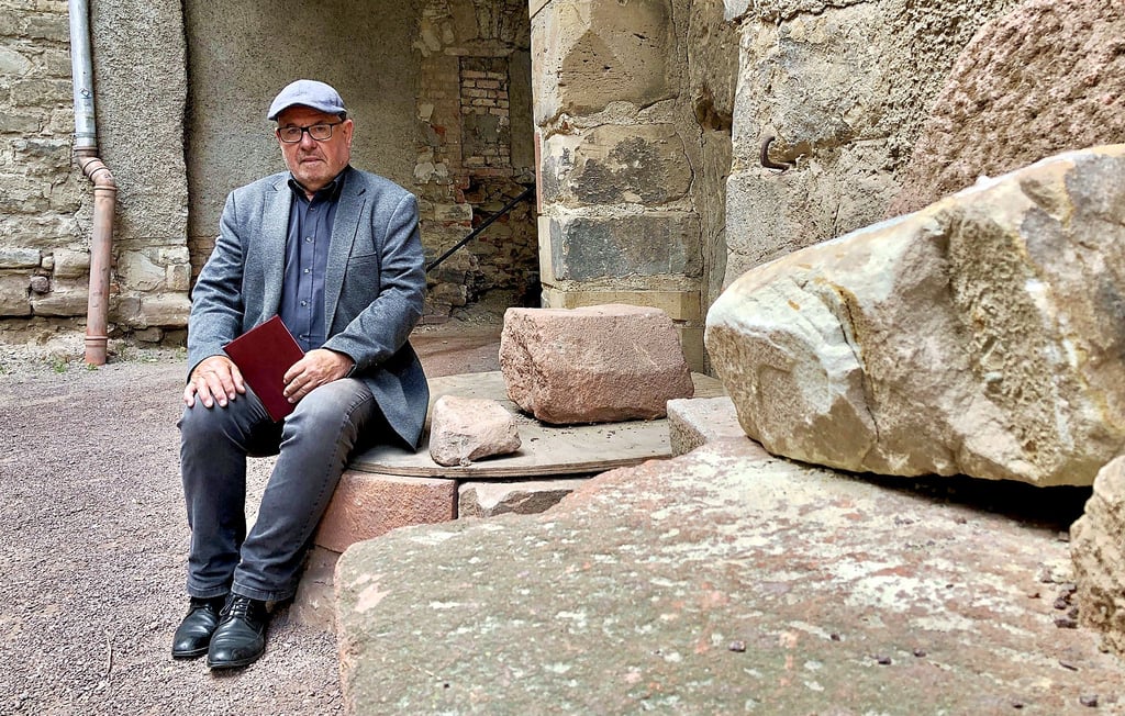 Helmut Kassner zeigt seinen Gästen gern verborgene Schätze in der Altstadt wie den Kühlen Brunnen.