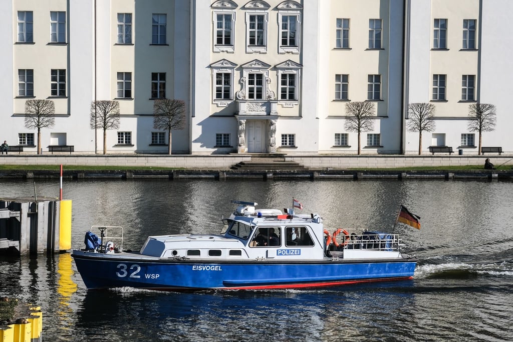 Ein Boot der Wasserschutzpolizei fährt auf der Dahme am Schloss Köpenick vorbei.