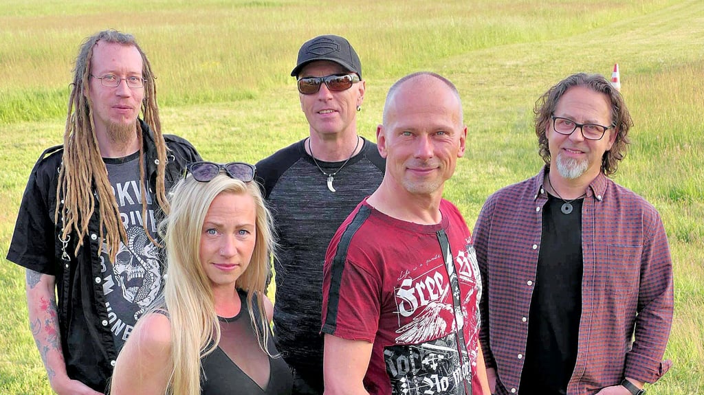 Die in Cörmigk probende Rockgruppe „Crazy May“ mit Frontfrau Claudia Mai, Benjamin Müller (von links), Jochen Engel, Mike Pape und Mario Böhm.