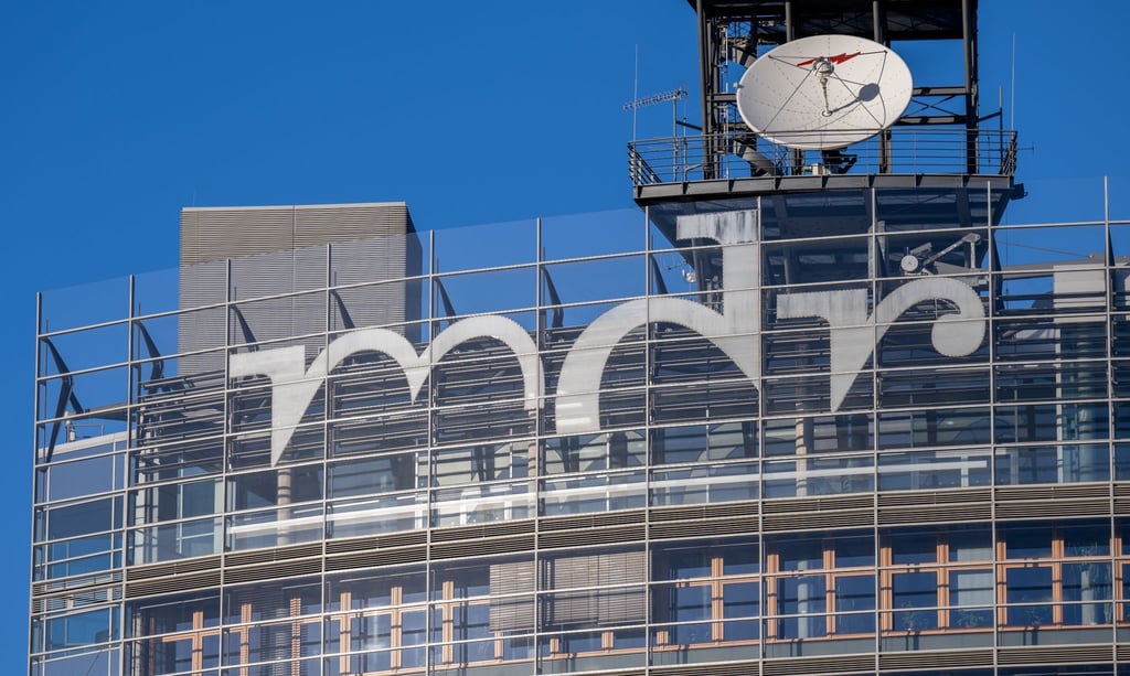 Das Logo des MDR ist am Hauptgebäude der Senderzentrale in Leipzig zu sehen.