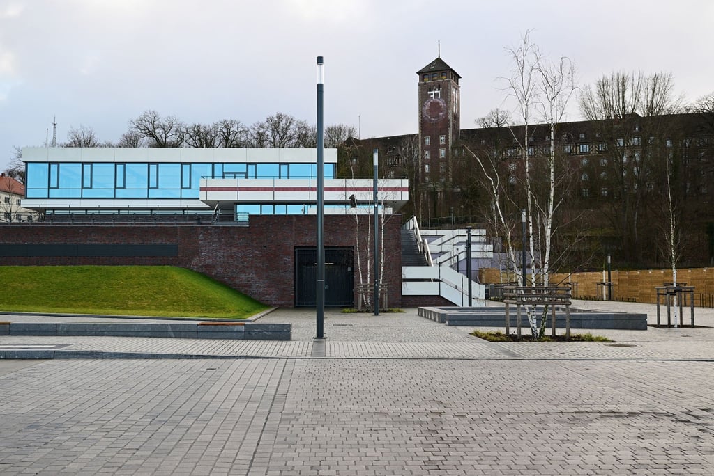 Das Kunsthaus Minsk am Brauhausberg mit dem dahinter zu sehenden Turm des "Kreml".