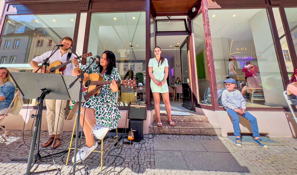 Lina Masannek, hier zur Eröffnung ihres Café LoveLi im Mai 2022 mit Livemusik von Elena Bianchi.