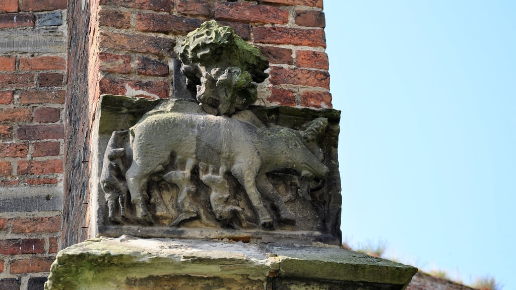 An einem der nördlichen Außenpfeiler der Zerbster Nicolaikirche prangt das Schmährelief einer sogenannten "Judensau".