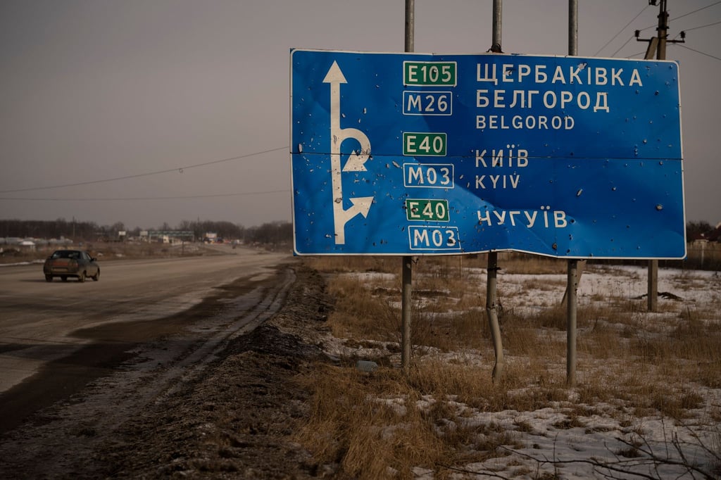 Ein von Kugeln und Granatsplittern beschädigtes Straßenschild auf der Straße zur russischen Stadt Belgorod.