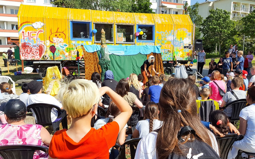 Kindertag auf der Silberhöhe: Jung und Alt schauen sich das Figurentheater am Bauwagenprojekt „Man sieht sich“ an.