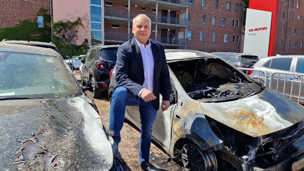 Autohaus Filialleiter Alexander Georgi (54) vor den abgebrannen Wracks in Halle.