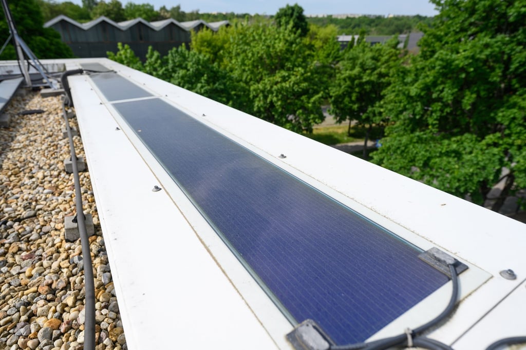 Eine organische Solarfolie des Dresdner Solarunternehmens Heliatek klebt auf einem Dach.