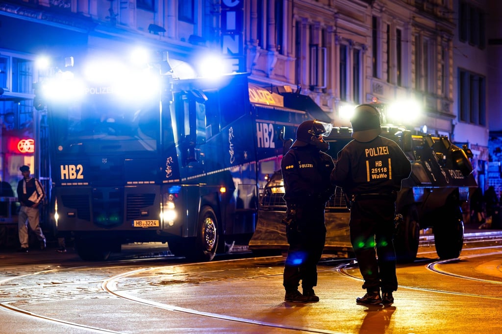 Einsatzkräfte der Polizei stehen in der Bremer Innenstadt.